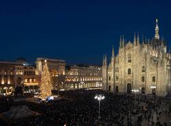 Illuminato l'albero di Natale in piazza Duomo a Milano