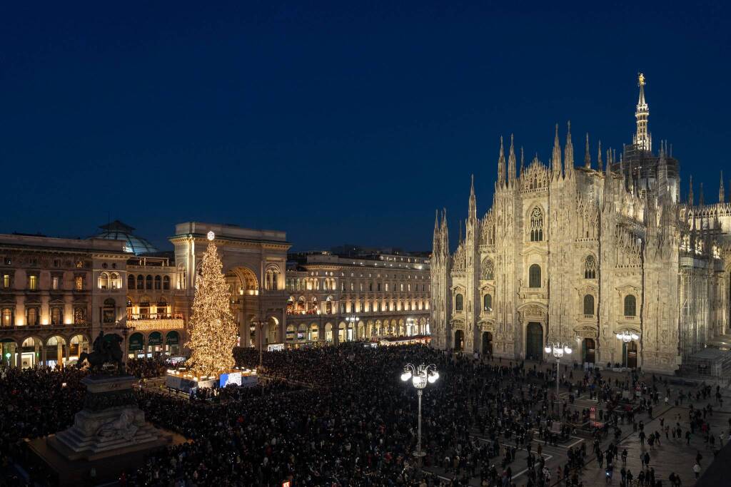 Illuminato l'albero di Natale in piazza Duomo a Milano
