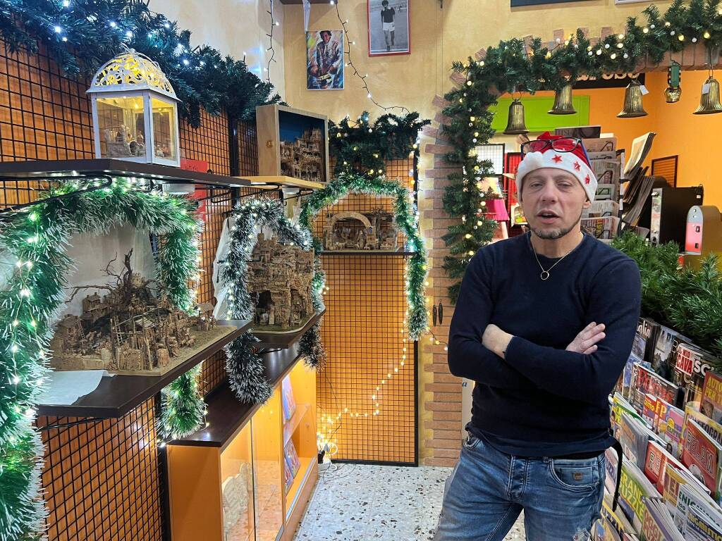 La mostra di presepi in sughero nella tabaccheria di Ispra 