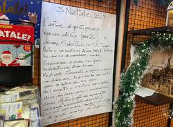 La mostra di presepi in sughero nella tabaccheria di Ispra 