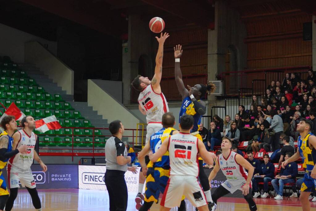 La sfida tra Basket Legnano e Fiorenzuola nelle foto di Zaffaroni