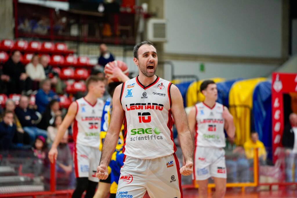 La sfida tra Basket Legnano e Fiorenzuola nelle foto di Zaffaroni