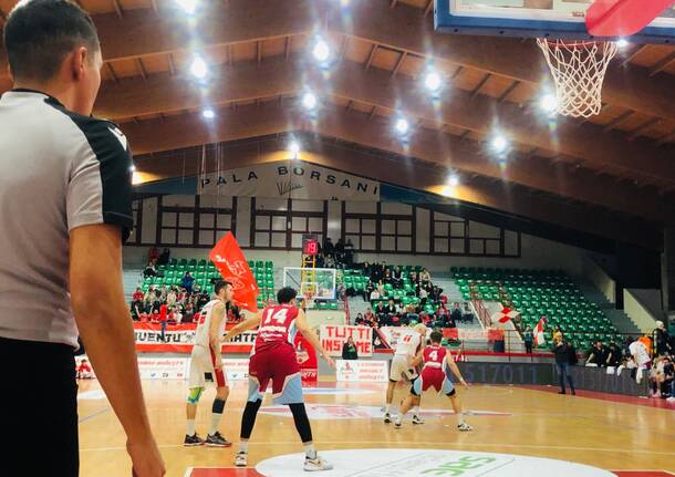 La sfida tra Legnano Basket e NPC Rieti al Pala Borsani di Castellanza