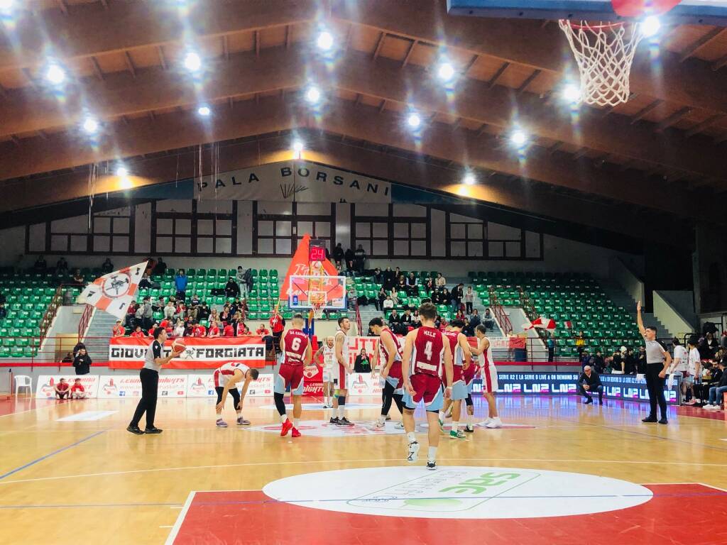 La sfida tra Legnano Basket e NPC Rieti al Pala Borsani di Castellanza