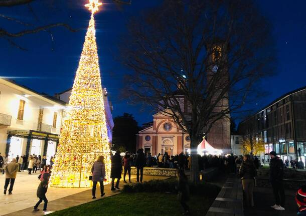 Natale 2023 a Legnano: l'albero di Natale in piazza san Magno