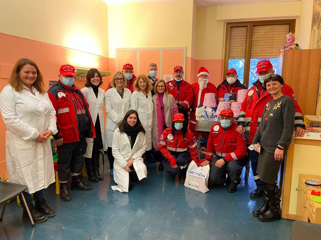 Pandori e giochi in dono agli ospiti della Neuropsichiatria Infantile dell'ospedale di Saronno