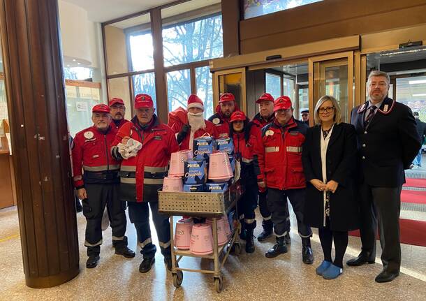 Pandori e giochi in dono agli ospiti della Neuropsichiatria Infantile dell’ospedale di Saronno