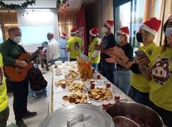 Panettone e vin brulè per augurare Buon Natale alla casa di riposo di Morosolo