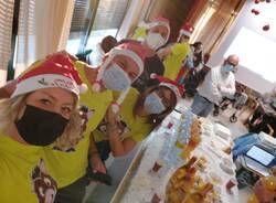 Panettone e vin brulè per augurare Buon Natale alla casa di riposo di Morosolo