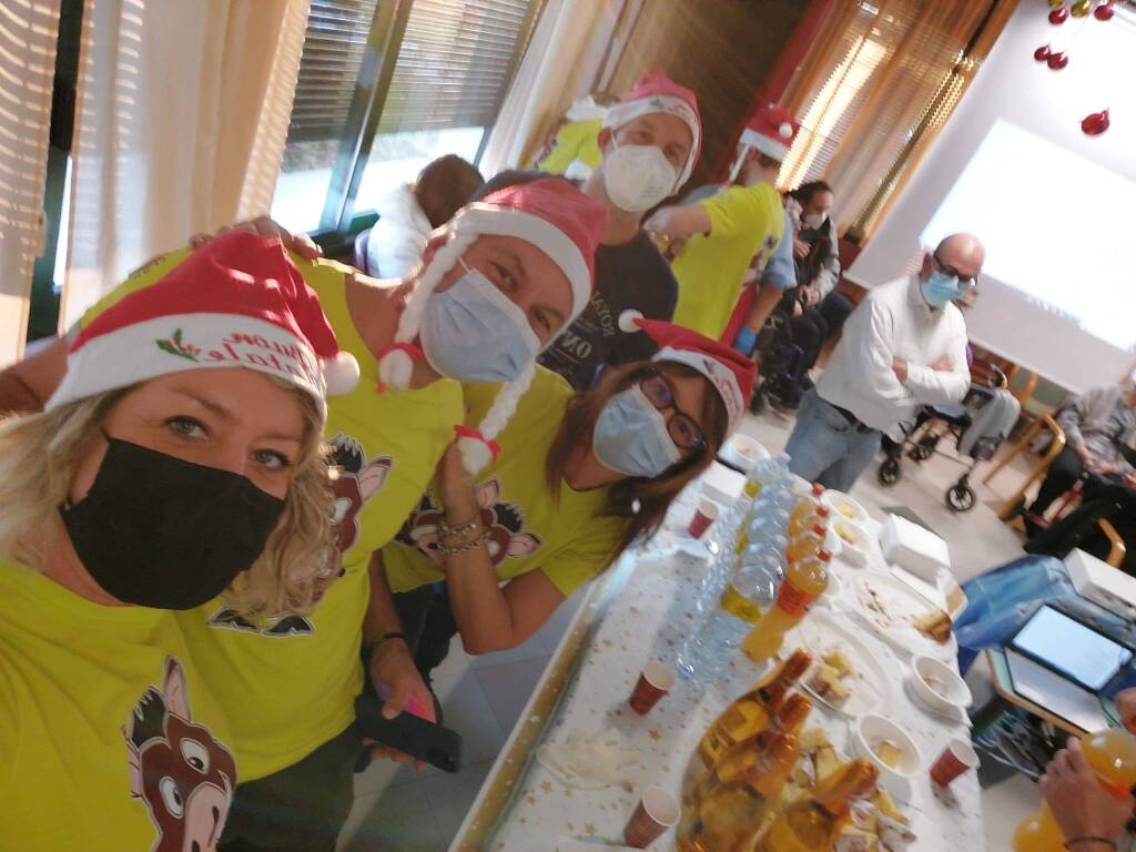 Panettone e vin brulè per augurare Buon Natale alla casa di riposo di Morosolo