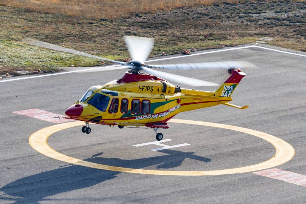 Primo volo con carburante sostenibile per l'AW139 di Leonardo