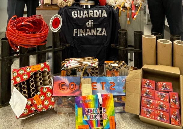 sequestro fuochi artificiali petardi illeciti guardia di finanza como dicembre 2023