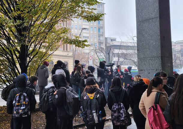 Studenti del Bernocchi in protesta a Legnano 1° dicembre