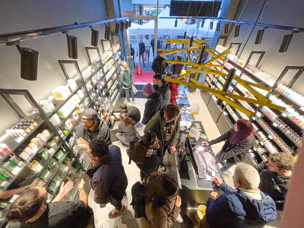 Svapo&Basta Busto Arsizio inaugurazione