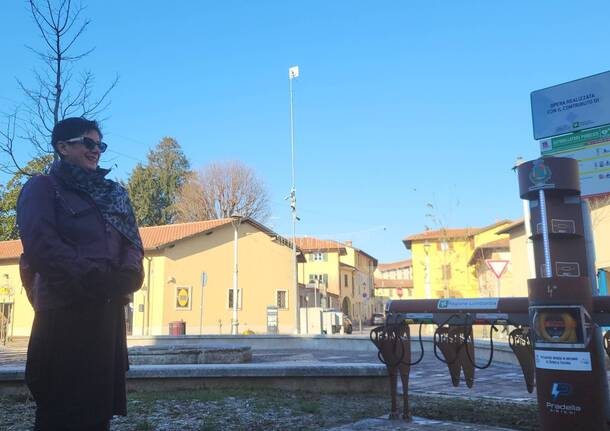 Taglio del nastro per il defibrillatore donato dall'ASD Nordic Walking a Nerviano in memoria di Daniela Cassina