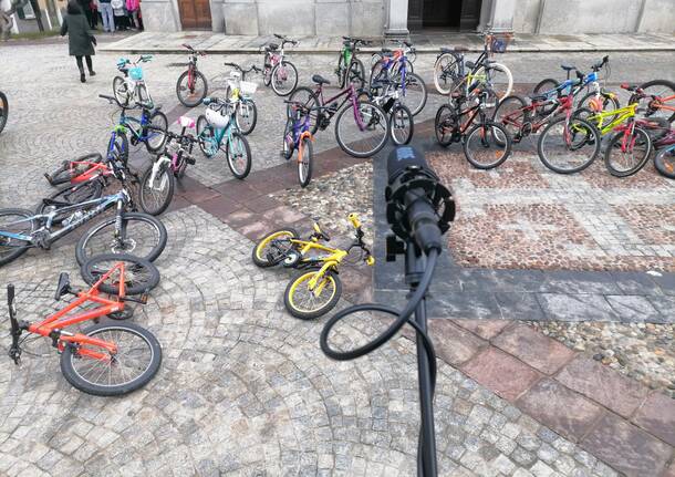 In bicicletta al Museo di Alfredo Binda, ciak su due ruote per gli alunni di Laveno