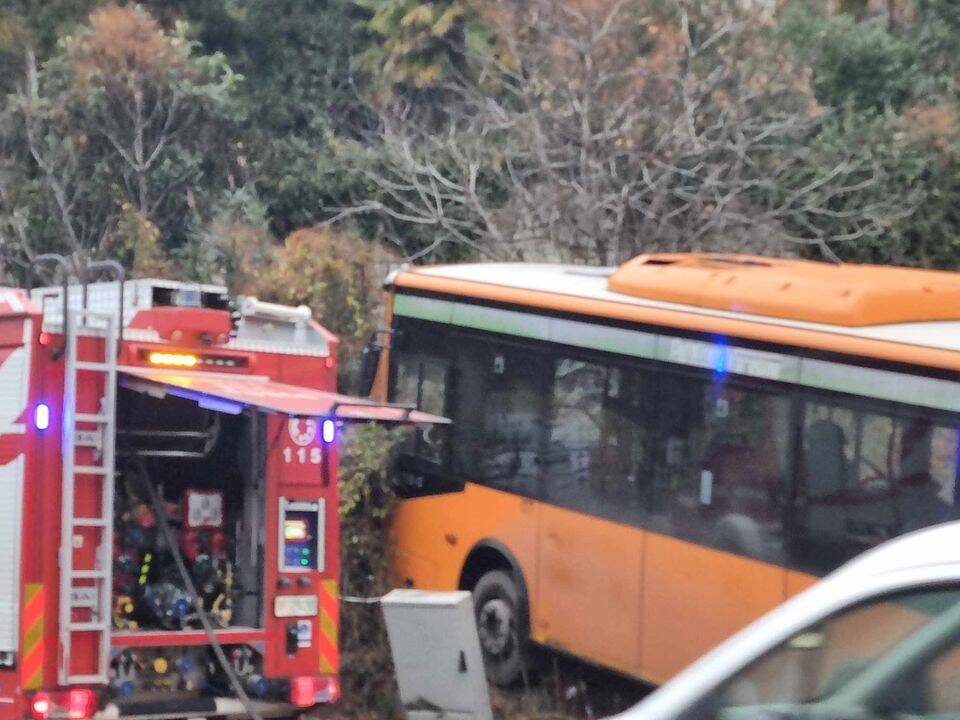 Autobus fuori strada a Varese