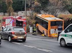 Autobus fuori strada a Varese