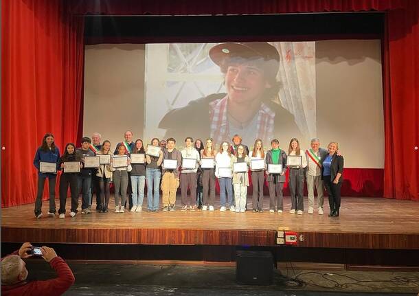 Borse di studio con il sorriso di papà Gianpietro: emozioni intense al Teatro Castellani di Azzate