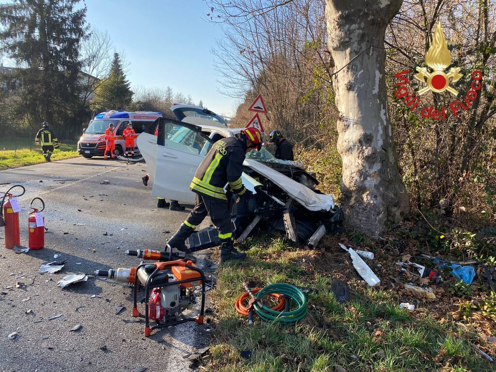 Auto contro Tir nel Comasco: due persone ferite