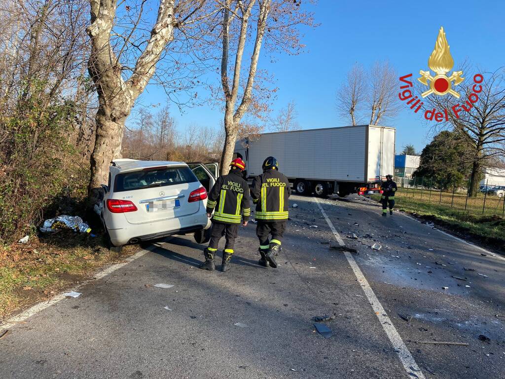 Auto contro Tir nel Comasco: due persone ferite
