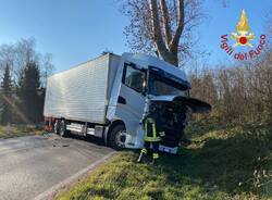 Auto contro Tir nel Comasco: due persone ferite