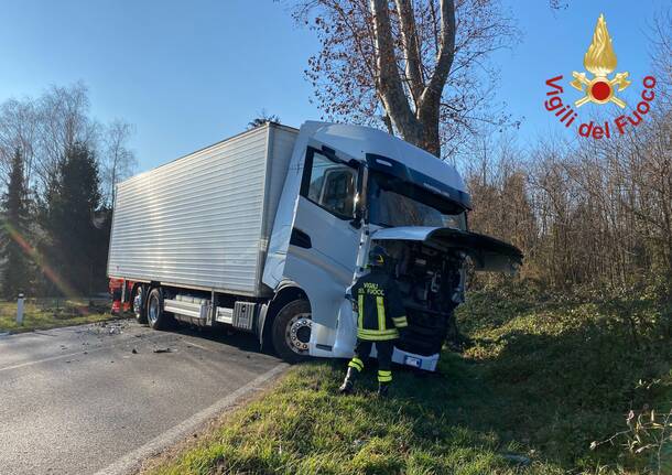 Auto contro Tir nel Comasco: due persone ferite