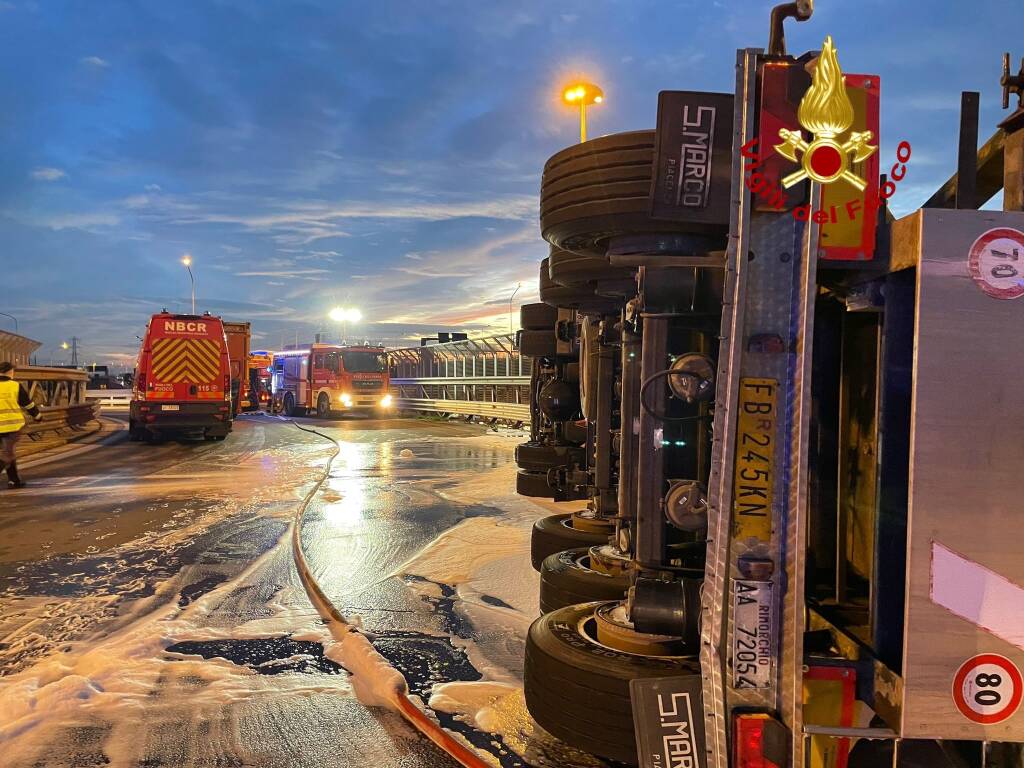Camion ribaltato in Tangenziale Ovest