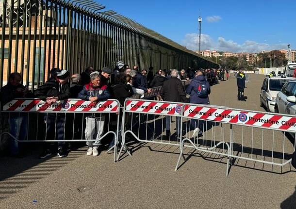 Cagliari: in fila per rendere omaggio a Gigi Riva