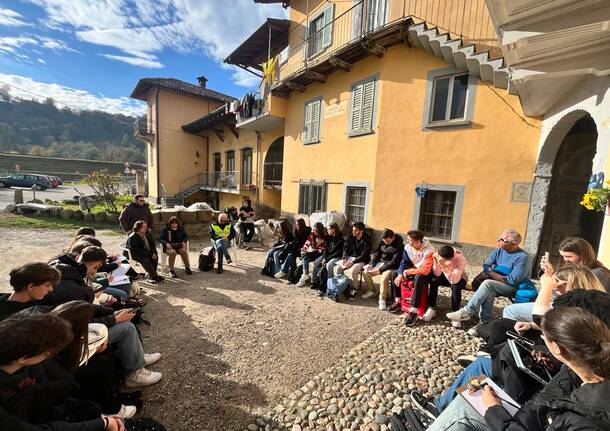 Studenti del Liceo Marie Curie di Tradate monitorano il progetto ciclabile “Ti Ciclo Via” a Malnate