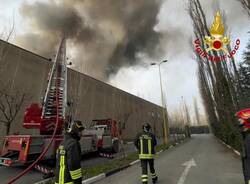 L\'incendio di Settala: vigili del fuoco di Milano sul posto