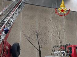 L\'incendio di Settala: vigili del fuoco di Milano sul posto