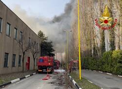 L\'incendio di Settala: vigili del fuoco di Milano sul posto