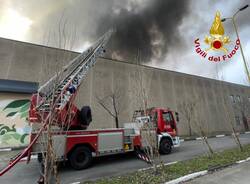 L\'incendio di Settala: vigili del fuoco di Milano sul posto