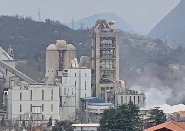 Incendio nell’area del cementificio Colacem di Caravate