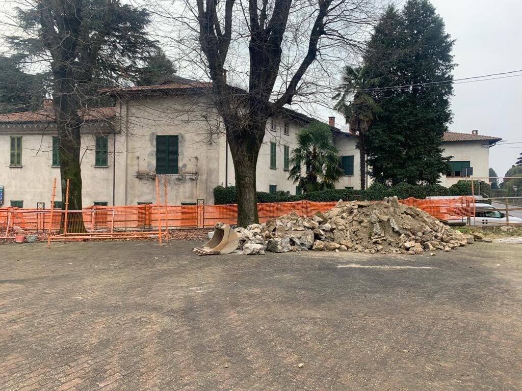 Il cantiere della nuova piazza a Travedona Monate