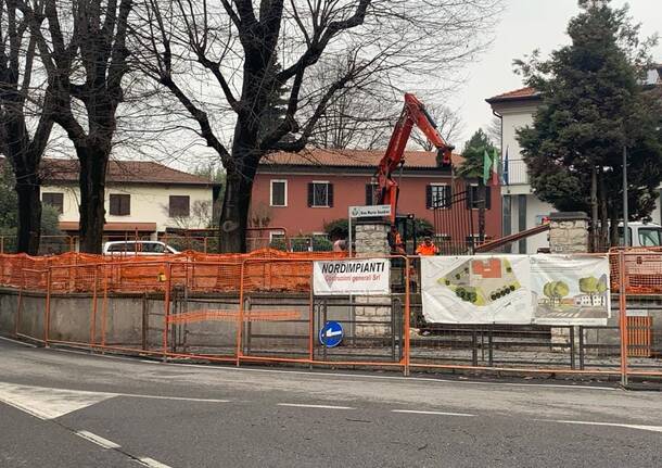 Il cantiere della nuova piazza a Travedona Monate