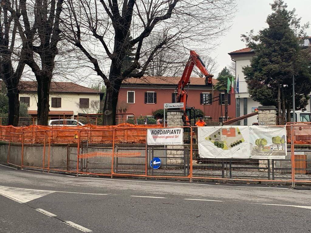 Il cantiere della nuova piazza a Travedona Monate