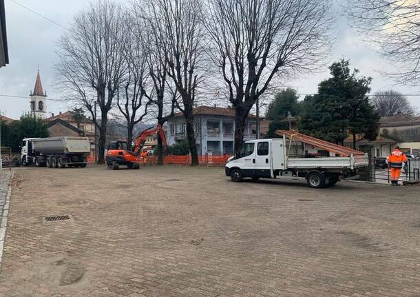 Il cantiere della nuova piazza a Travedona Monate