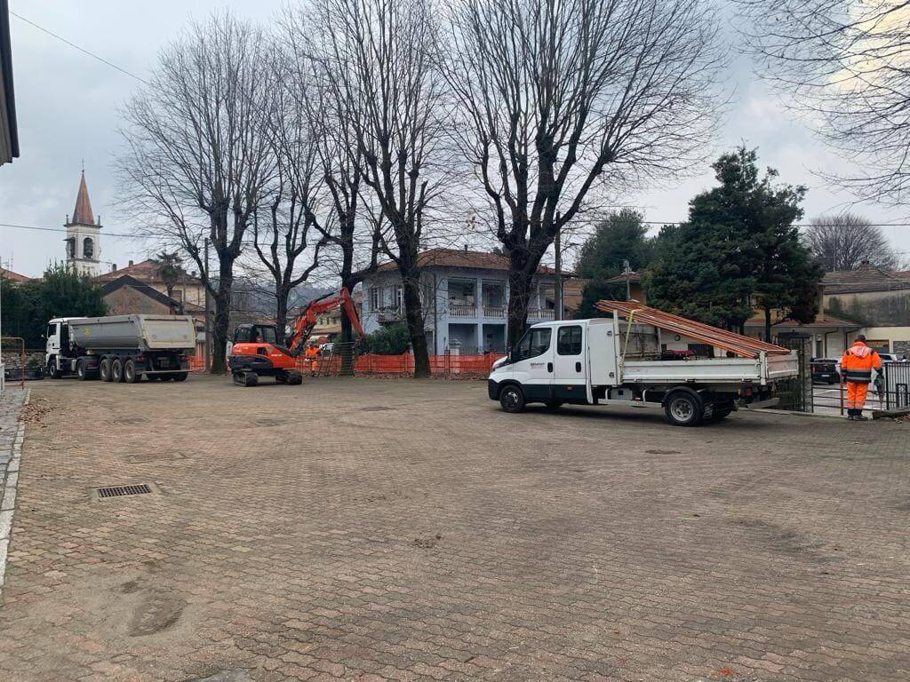 Il cantiere della nuova piazza a Travedona Monate