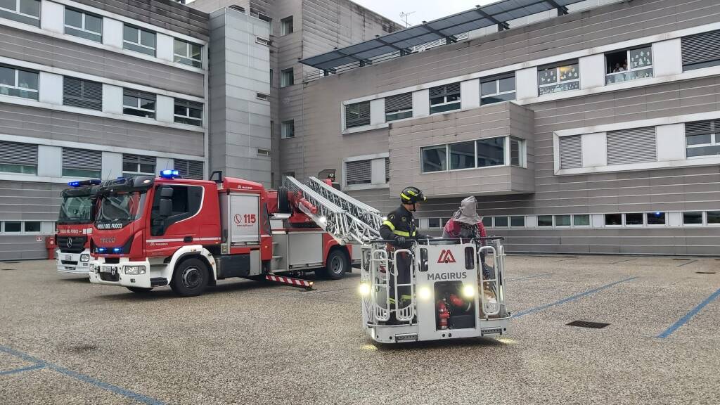 In Pediatria a Legnano la Befana dei Vigili del Fuoco