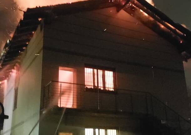 Incendio in una villetta a Cesate, evacuata una famiglia
