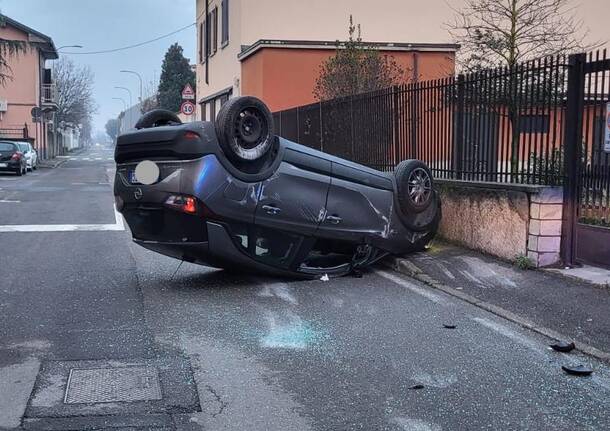 Incidente a Passirana di Rho, auto ribaltata in via Buozzi