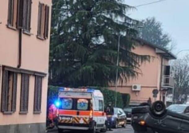 Incidente a Passirana di Rho, auto ribaltata in via Buozzi