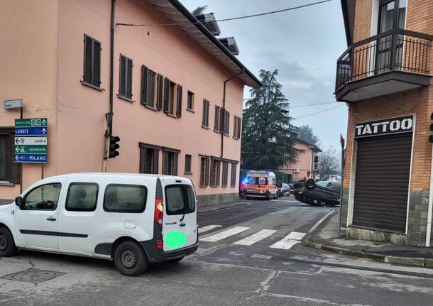 Incidente a Passirana di Rho, auto ribaltata in via Buozzi