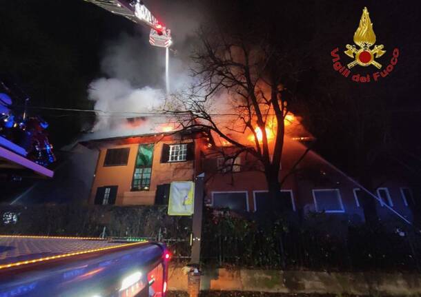 L'incendio del tetto di una casa a Borgomanero