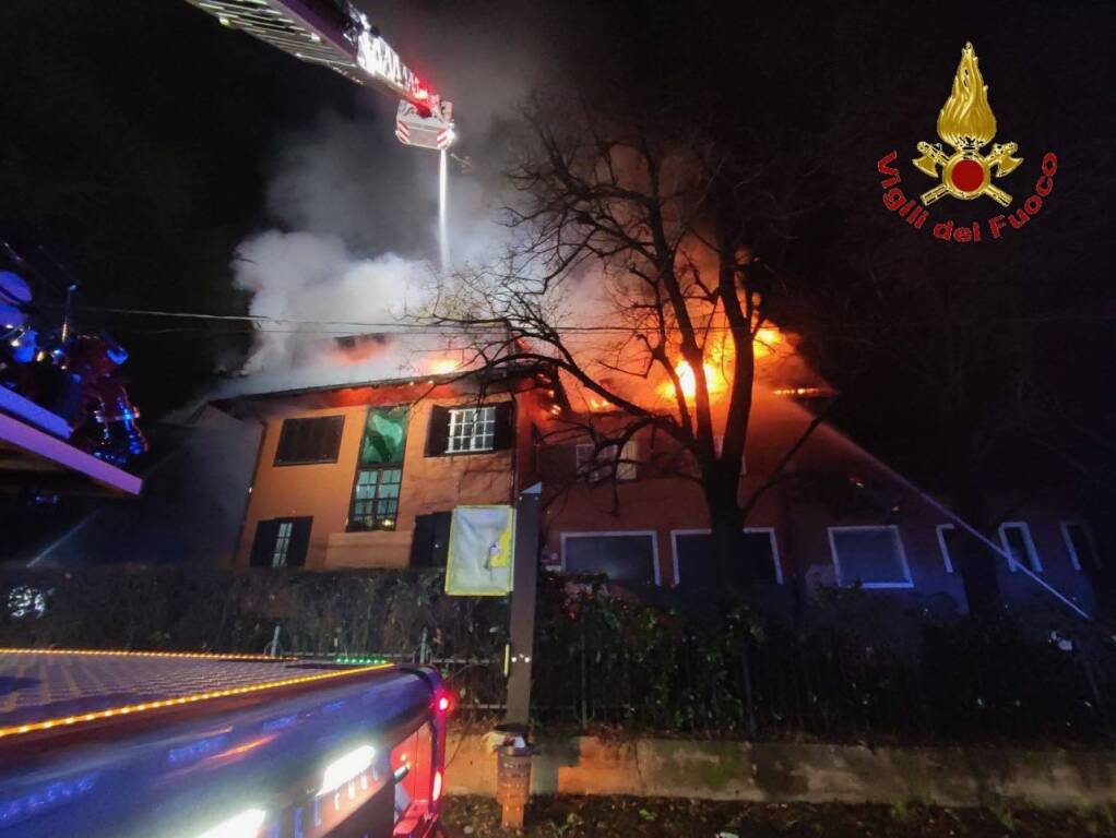 L'incendio del tetto di una casa a Borgomanero
