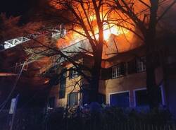 L'incendio del tetto di una casa a Borgomanero