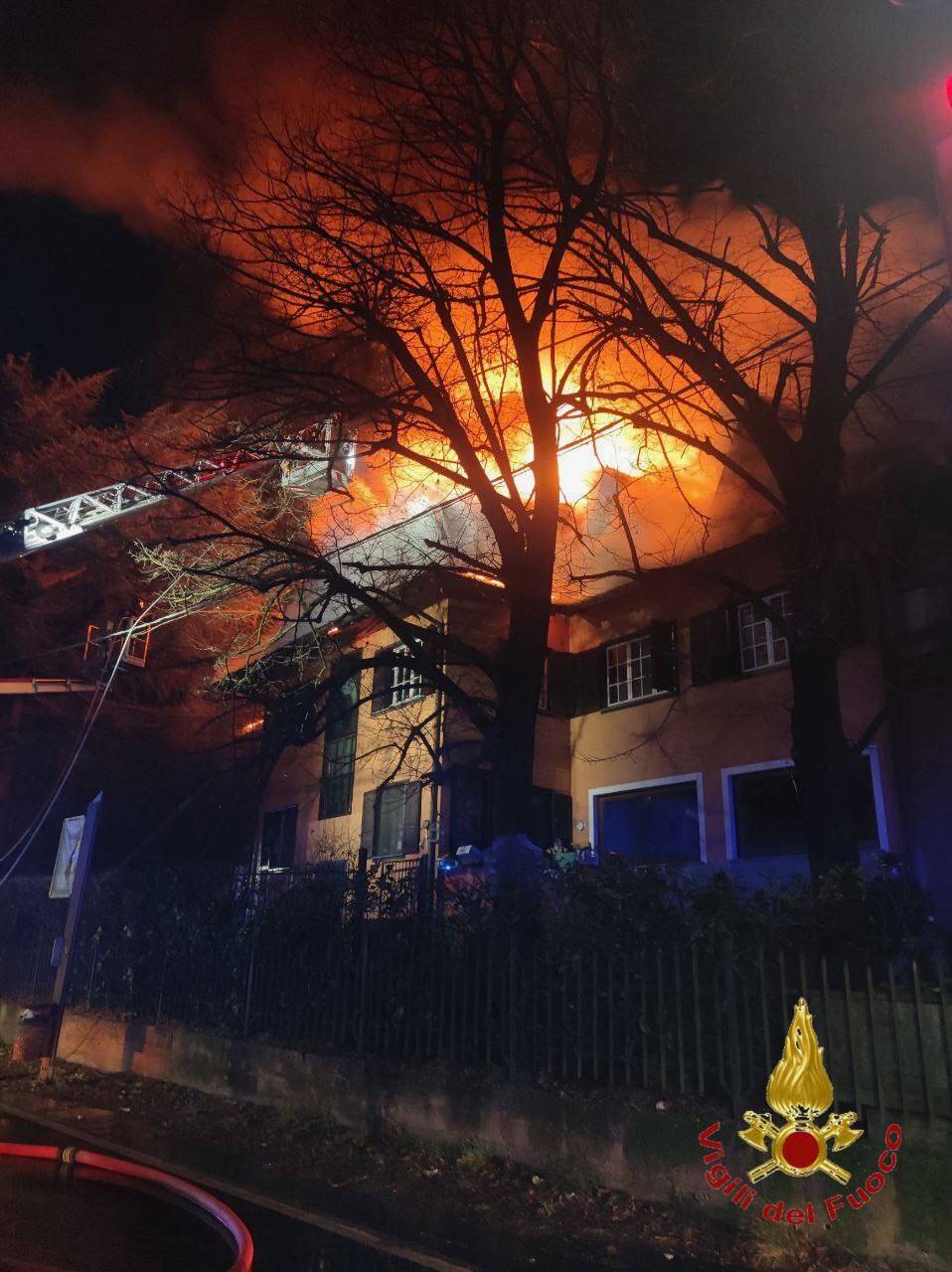 L'incendio del tetto di una casa a Borgomanero