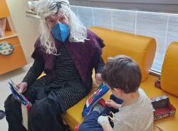 La befana torna all'ospedale Del Ponte grazie ai vigili del fuoco